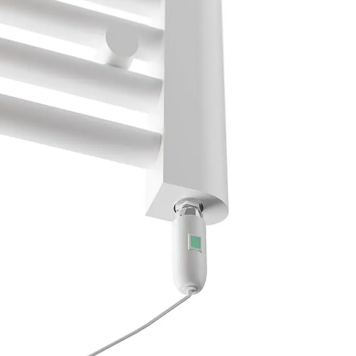 Admiral Elektro-Badheizkörper Berlin - B x H: 600 x 1.270 mm - Detailaufnahme eines weißen Handtuchwärmers mit elektronischer Steuerung und zugehörigem Kabel vor einem schwarzen Hintergrund.