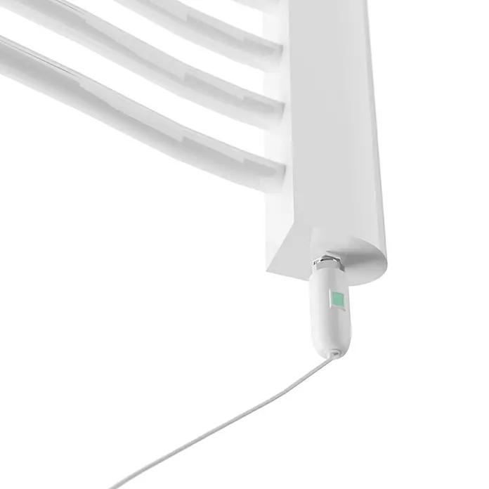 Admiral Elektro-Badheizkörper Mannheim - B x H: 600 x 1.310 mm - Detailaufnahme eines weißen beheizten Handtuchhalters mit Stromkabel, perfekt für moderne Badezimmer und Komfort.
