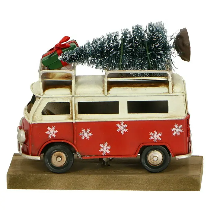 Dekofigur Weihnachtsbus - L x B x H: 12 x 5 x 10 cm, Metall, X-Mas - Ein roter VW-Bus mit weißen Schneeflocken, einem Weihnachtsbaum und einem Geschenk auf dem Dachgepäckträger.