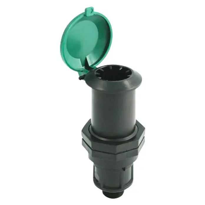 Wassersteckdose - 1″ - Ein schwarzer Bewässerungsanschluss mit geöffnetem grünem Deckel. Bewässerungssystem für den Garten zur einfachen Wasserentnahme.