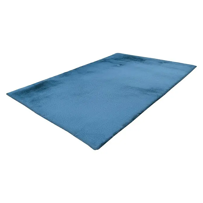 Fellteppich Happy - Himmelblau, 290 x 200 cm, 100 % Polyester (Flor) - Ein rechteckiger, flauschiger Teppich in einem beruhigenden Blauton liegt isoliert auf einem schwarzen Hintergrund. Der Teppich bietet ein Gefühl von Komfort.
