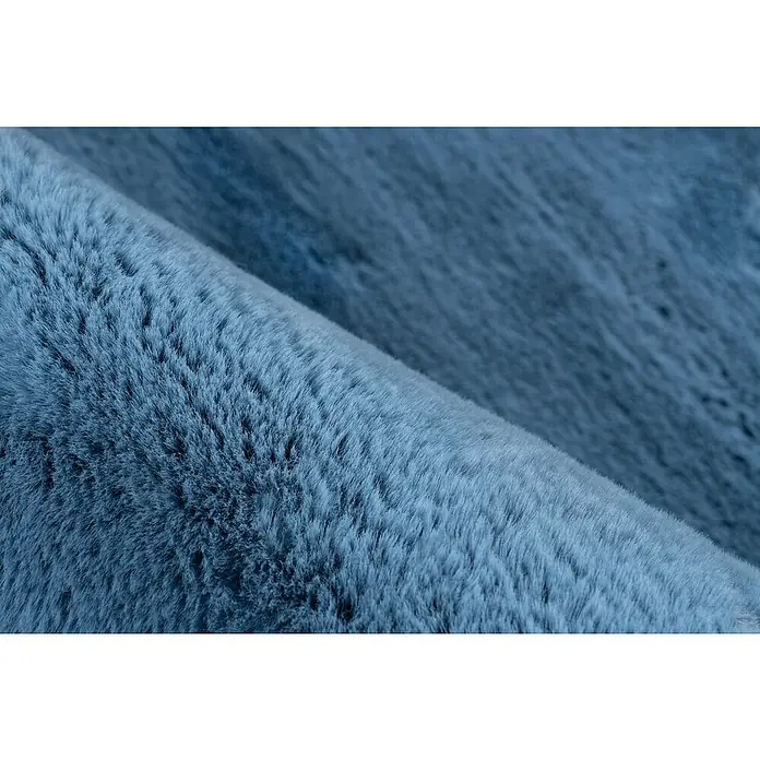 Fellteppich Happy - Himmelblau, 290 x 200 cm, 100 % Polyester (Flor) - Nahaufnahme eines weichen, blauen Kunstfellstoffes, ideal für kuschelige Textilien und Dekorationszwecke.