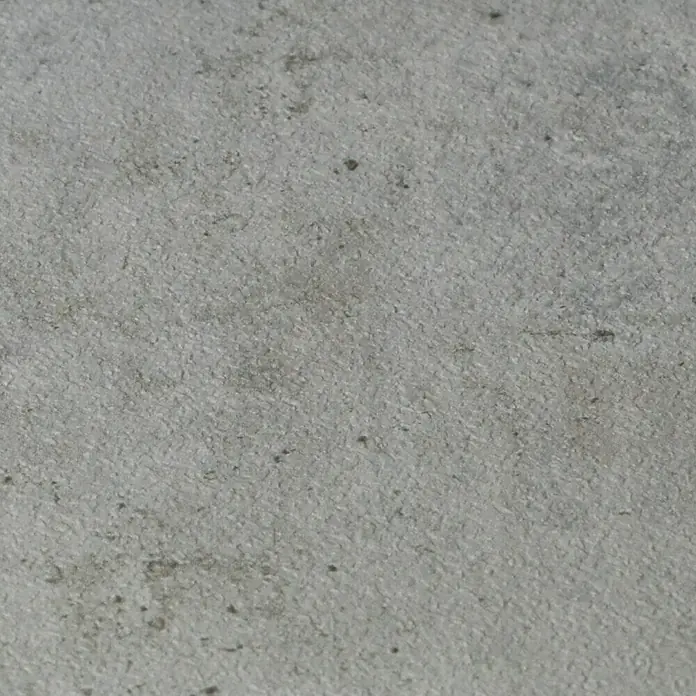 Rasch Vliestapete Beton - Dunkelgrau, Betonoptik, 10,05 x 0,53 m - Nahaufnahme einer grauen Betonoberfläche, die subtile Texturen und Schattierungen für moderne, minimalistische Designs hervorhebt.