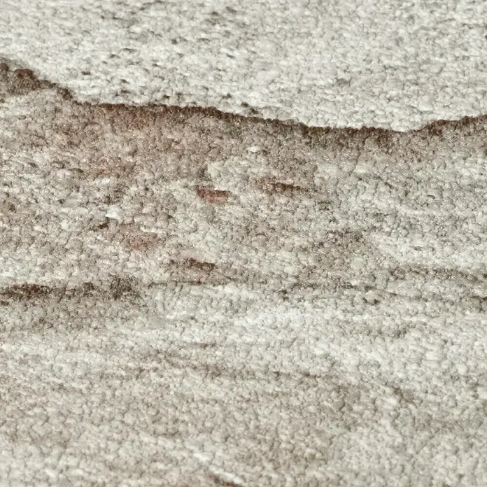 Rasch Vliestapete Bruchstein - Rot/Rostbraun, Steinoptik, 10,05 x 0,53 m - Nahaufnahme einer Steintextur mit natürlichen Grau- und Brauntönen, ideal für Hintergründe oder Designelemente.