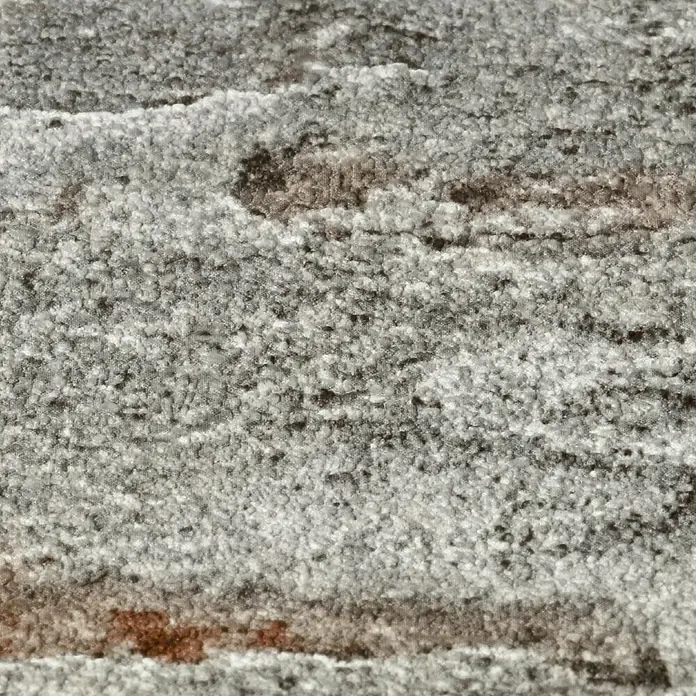 Rasch Vliestapete Bruchstein - Rot/Grau, Steinoptik, 10,05 x 0,53 m - Nahaufnahme eines Teppichs mit grauem Steindesign und braunen Akzenten, der eine robuste und natürliche Optik vermittelt.