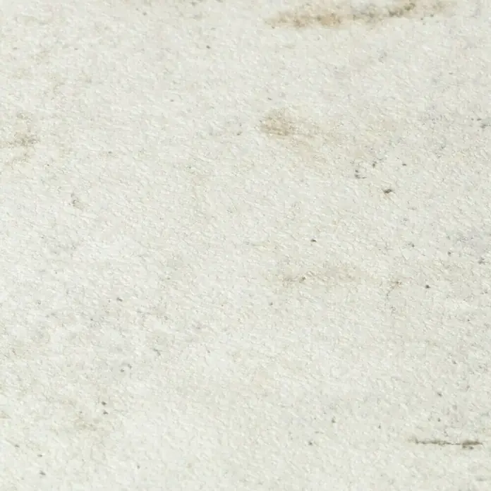 Rasch Vliestapete Beton - Creme, Betonoptik, 10,05 x 0,53 m - Eine Nahaufnahme einer weißen, marmorierten Textur, die subtile Farbunterschiede und feine Details zeigt.
