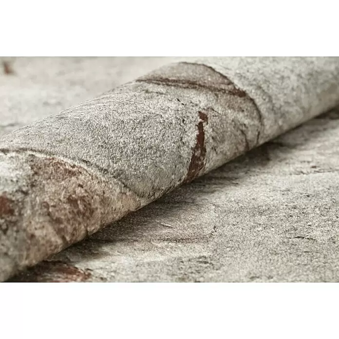 Rasch Vliestapete Bruchstein - Rot/Rostbraun, Steinoptik, 10,05 x 0,53 m - Gerollter hellgrauer strukturierter Stoff mit dezentem Steinmuster in Braun und Grau, der seine weiche Oberfläche hervorhebt.