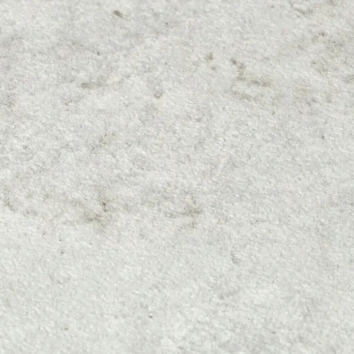 Rasch Vliestapete Beton - Altweiß, Betonoptik, 10,05 x 0,53 m - Detailaufnahme einer hellgrauen, gesprenkelten Oberfläche, ideal als Hintergrund für Produktpräsentationen oder Texturen.