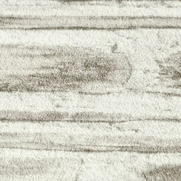 Rasch Tapetenwechsel Vliestapete - Beige, 10,05 x 0,53 m - Nahaufnahme eines modernen Teppichs mit Streifenmuster in Grau und Weiß. Texturierter Teppich mit subtilen Farbverläufen für ein elegantes Ambiente.