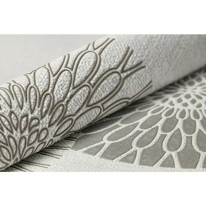 Rasch Tapetenwechsel Vliestapete - Grau, 10,05 x 0,53 m - Nahaufnahme einer Rolle eleganter, grau gemusterter Tapete, die sich durch ein stilvolles, florales Design auszeichnet.