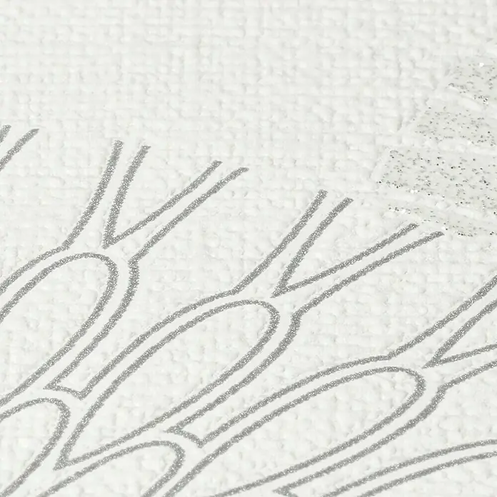 Rasch Tapetenwechsel Vliestapete - Weiß, Grafisch, 10,05 x 0,53 m - Nahaufnahme eines weißen Kissens mit silbernem Schneeflockenmuster, das eine festliche und elegante Note verleiht.