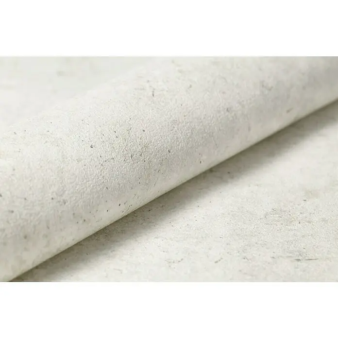 Rasch Vliestapete Beton - Creme, Betonoptik, 10,05 x 0,53 m - Nahaufnahme einer aufgerollten weißen Tapete mit subtiler Textur, die ein sauberes und modernes Aussehen bietet.