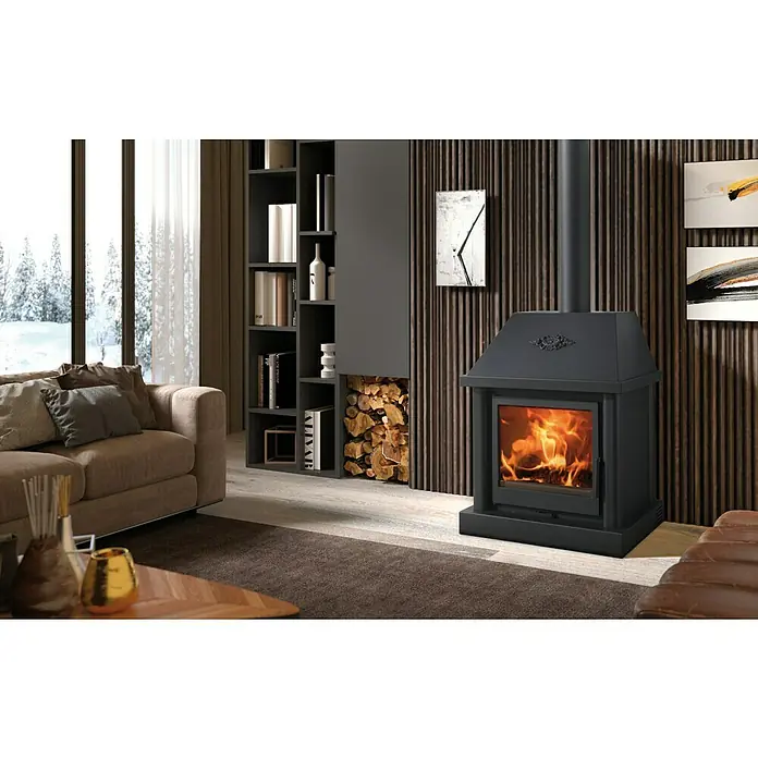 Panadero Estufa de leña La mancha - 9,8 kW, Volumen de calefacción: 280 m³, Negro grafito - Una elegante chimenea negra con fuego ardiente, integrada en un diseño de espacio habitable moderno con una estantería y almacenamiento de leña.