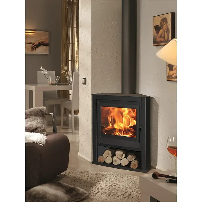 Panadero Estufa de leña esquinera Faro - 7 kW, Volumen de calefacción: 210 m³, Negro - Chimenea esquinera con leñera y fuego ardiendo. El calor de la chimenea proporciona un ambiente acogedor en la habitación.