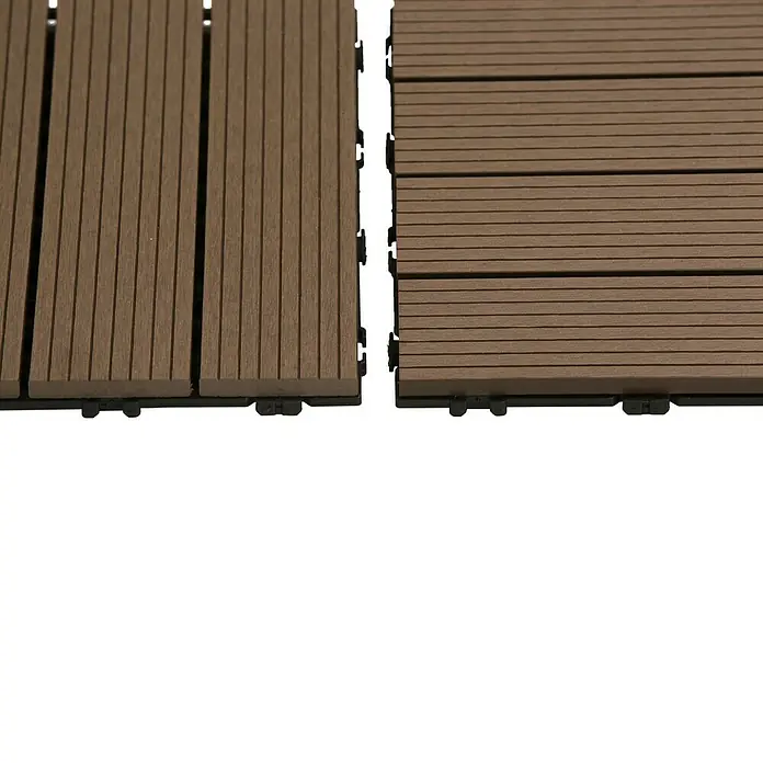Dioco Loseta con sistema click - WPC, 50 x 50 x 2,5 cm, 1 ud., Marrón - Primer plano de dos baldosas de patio marrones con superficie ranurada y subestructura de plástico negro que muestra su diseño.