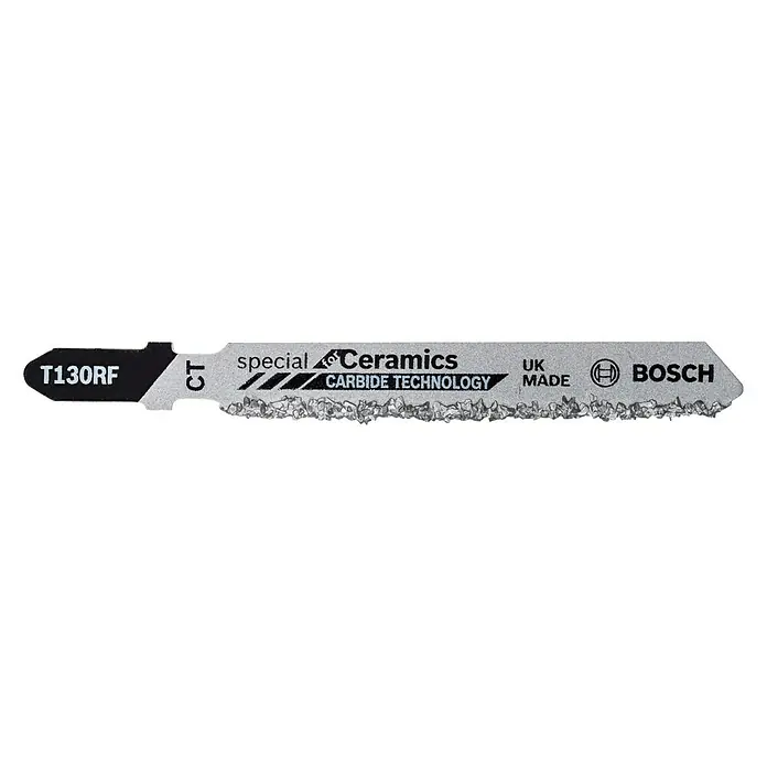 Bosch Hoja metálica dentada T 130 RF - 3 pzs., Vástago en T - Primer plano de una hoja de sierra de calar Bosch T130RF, diseñada para cerámicas especiales con tecnología de carburo, fabricada en Reino Unido.