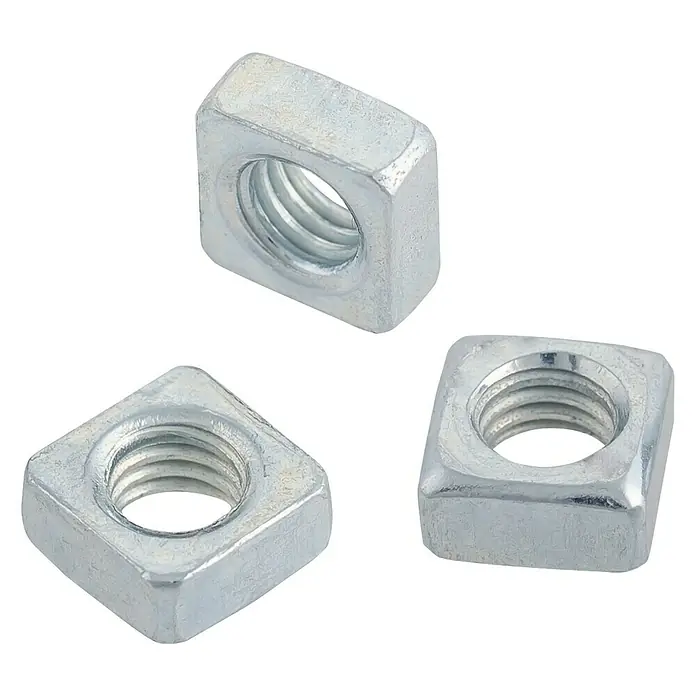 Suki Tuerca cuadrada - M 6, Acero, 1 ud. - Tres tuercas cuadradas plateadas con aberturas roscadas sobre un fondo negro, ideales para conexiones seguras y robustas.