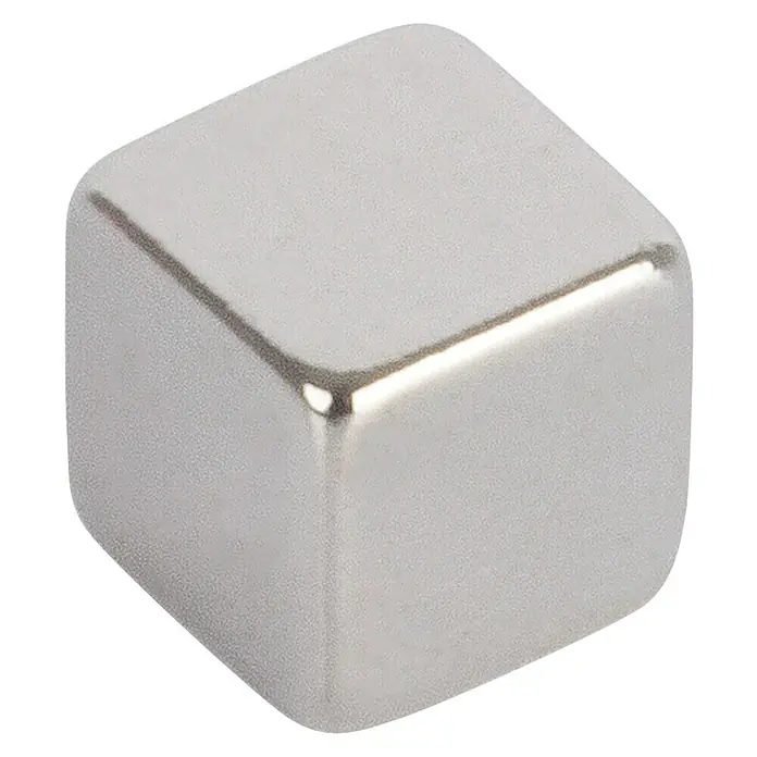 Suki Imán - Cuadrado, L x An x Al: 5 x 5 x 5 mm - Primer plano de un solo cubo metálico de enfriamiento, que muestra un diseño minimalista y moderno para bebidas.