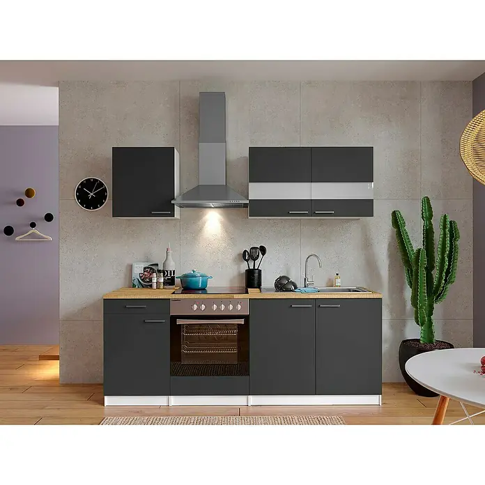 Respekta Singleküche Malia - Breite: 210 cm, Grau, Dekor Arbeitsplatte: Holzoptik, Volumen Backofen: 72 l - Eine moderne Küche mit grauen Schränken, einer hölzernen Arbeitsplatte und einem Edelstahlherd. Über dem Herd befindet sich eine Dunstabzugshaube.