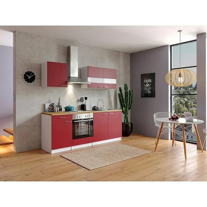 Respekta Singleküche Malia - Breite: 210 cm, Rot, Dekor Arbeitsplatte: Holzoptik, Volumen Backofen: 60 l - Küchendesign mit roten Schränken, Holzarbeitsplatten und Edelstahlgeräten, ergänzt durch einen Esstisch mit Rattankorb-Lampe.