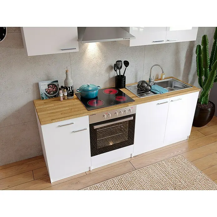 Respekta Singleküche Malia - Breite: 210 cm, Weiß, Dekor Arbeitsplatte: Holzoptik, Volumen Backofen: 72 l - Küchenzeile mit weißen Schränken, Holzplatte, Spüle, Kochfeld und Backofen. Darüber Dunstabzugshaube und Hängekästen.