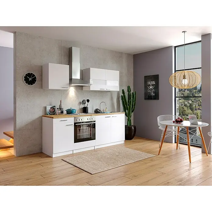 Respekta Singleküche Malia - Breite: 210 cm, Weiß, Dekor Arbeitsplatte: Holzoptik, Volumen Backofen: 60 l - Helle Küche mit weißen Schränken, Holzarbeitsplatte und einem modernen Dunstabzug. Der Raum ist mit einem Esstisch und Stühlen ausgestattet.
