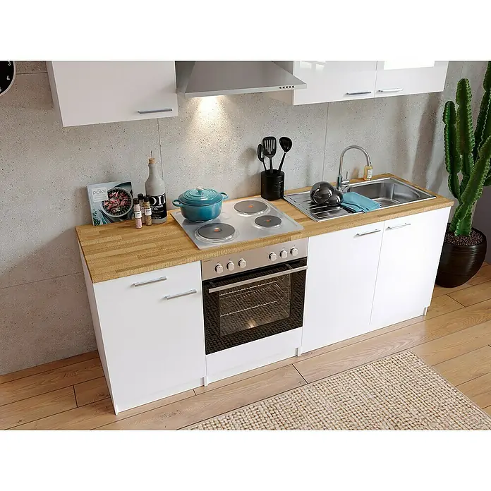 Respekta Singleküche Malia - Breite: 210 cm, Weiß, Dekor Arbeitsplatte: Holzoptik, Volumen Backofen: 60 l - Eine moderne Küchenzeile mit weißen Schränken, einer hölzernen Arbeitsplatte, einem Kochfeld und einem Ofen. Dekorative Elemente ergänzen das Küchendesign.