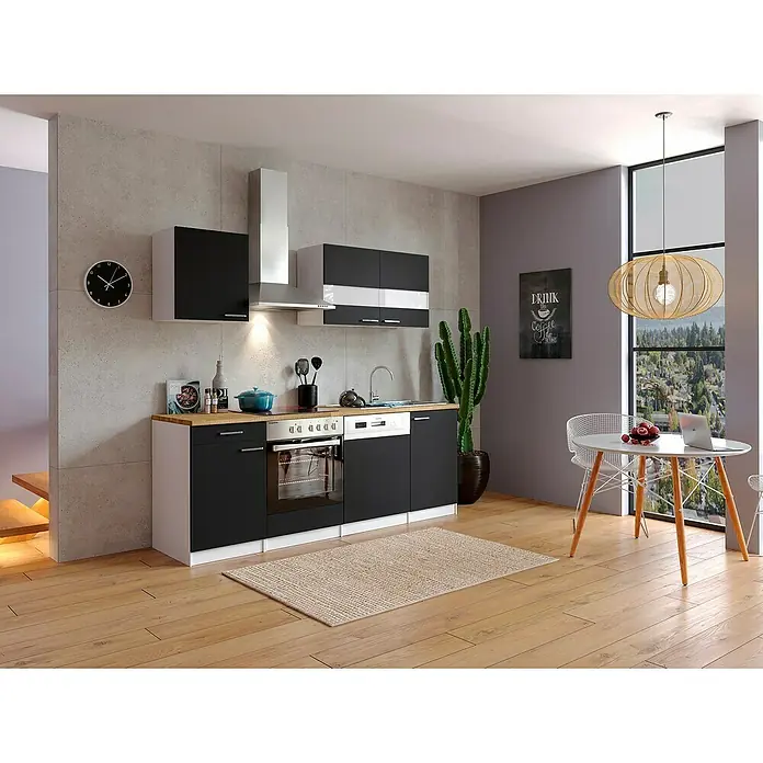 Respekta Singleküche Malia - Breite: 220 cm, Schwarz, Dekor Arbeitsplatte: Holzoptik, Volumen Backofen: 72 l - Helle und moderne Küche mit schwarzen und weißen Schränken, einer Dunstabzugshaube und einem Holztisch mit Stühlen in einem sonnigen Raum.