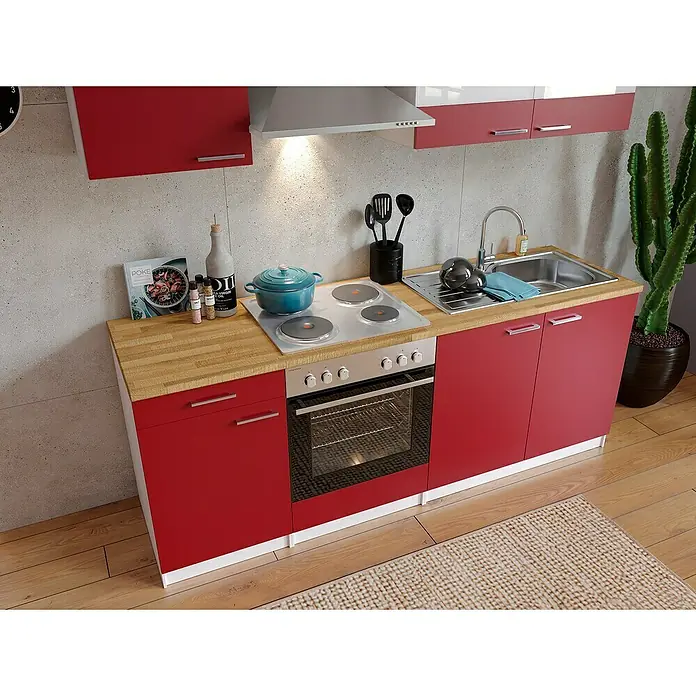 Respekta Singleküche Malia - Breite: 210 cm, Rot, Dekor Arbeitsplatte: Holzoptik, Volumen Backofen: 60 l - Küchenzeile mit roten Schränken, Spüle, Herd und Backofen unter einer Dunstabzugshaube. Eine Zimmerpflanze schmückt die Küche.