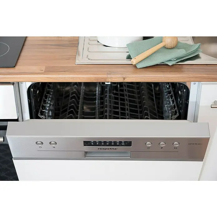 Respekta Singleküche Malia - Breite: 250 cm, Weiß, Dekor Arbeitsplatte: Holzoptik, Volumen Backofen: 60 l - Das Bild zeigt einen geöffneten Respekta Geschirrspüler GSP 60 TQ MA++, der unter einer hölzernen Arbeitsplatte eingebaut ist.