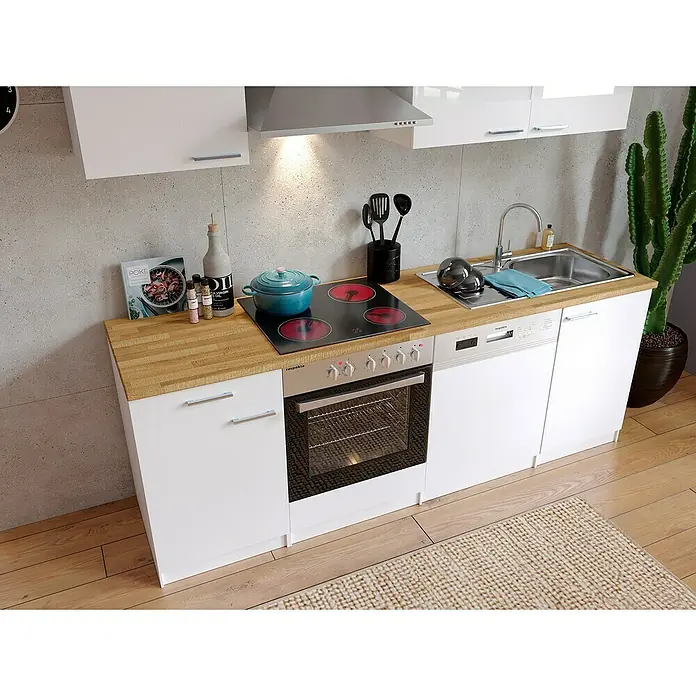 Respekta Singleküche Malia - Breite: 220 cm, Weiß, Dekor Arbeitsplatte: Holzoptik, Volumen Backofen: 72 l - Diese Aufnahme zeigt eine moderne Küche mit weißen Schränken, einer hölzernen Arbeitsplatte und Geräten wie Herd und Geschirrspüler.