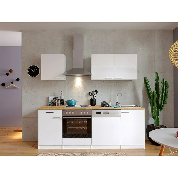 Respekta Singleküche Malia - Breite: 220 cm, Weiß, Dekor Arbeitsplatte: Holzoptik, Volumen Backofen: 60 l - Moderne Küchenzeile mit weißen Schränken, Dunstabzugshaube, Herd und Spüle. Dekoriert mit Kaktus und Uhr.