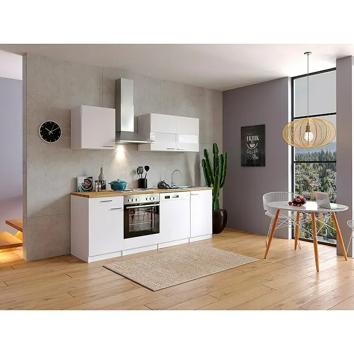 Respekta Singleküche Malia - Breite: 220 cm, Weiß, Dekor Arbeitsplatte: Holzoptik, Volumen Backofen: 60 l - Küchenansicht mit weißen Schränken, Holzarbeitsplatte, Esstisch mit Stühlen und Blick nach draußen. Moderne Kücheneinrichtung mit stilvollem Design.