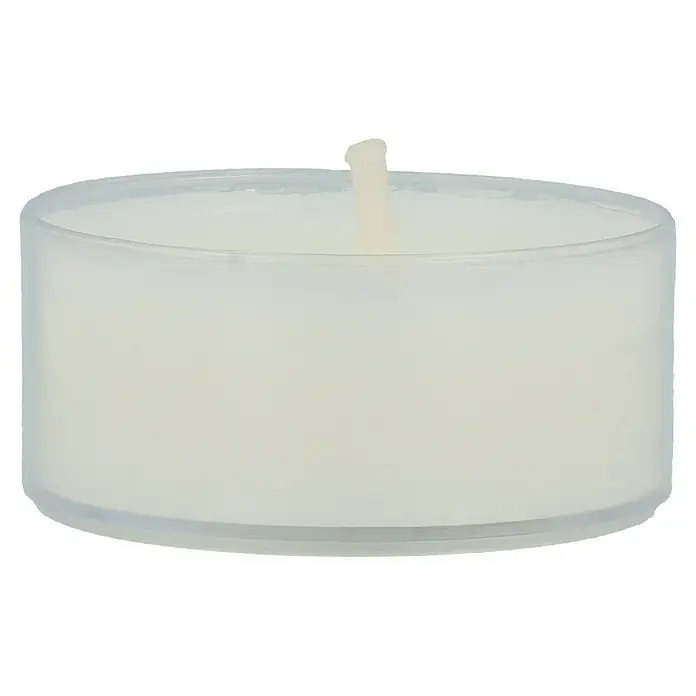 Vela de té - Blanco, Tiempo de combustión aprox.: 4 h, 30 ud. - Primer plano de una vela de té blanca en un recipiente de plástico transparente, ideal para crear un ambiente acogedor.