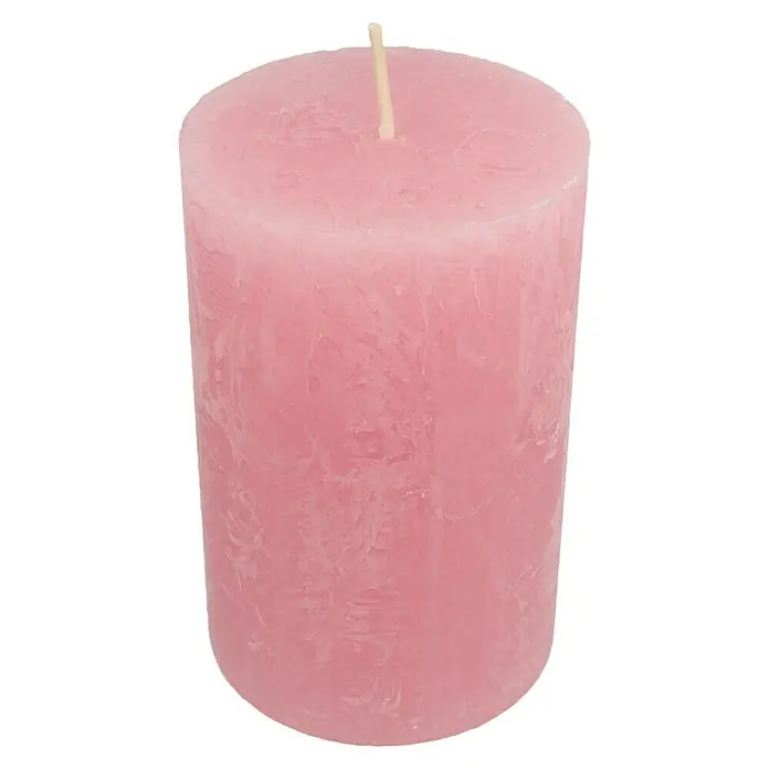 Stumpenkerze Rustic Safe - Ø x H: 7 x 11 cm, Antikrosa - Nahaufnahme einer rosa Stumpenkerze mit einem Docht, die auf einem schwarzen Hintergrund steht.