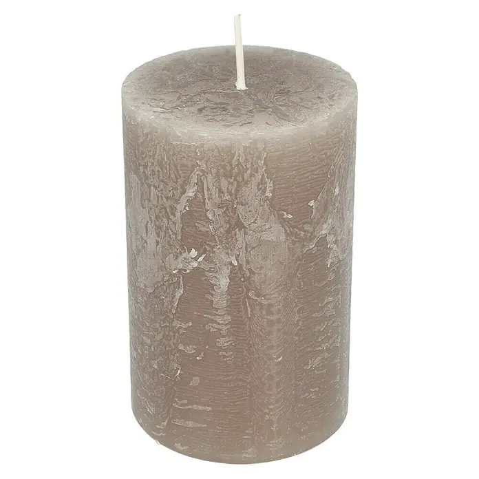 Stumpenkerze Rustic Safe - Ø x H: 7 x 11 cm, Stein - Nahaufnahme einer zylindrischen Stumpenkerze in Taupe mit einer unregelmäßigen, strukturierten Oberfläche und einem weißen Docht.