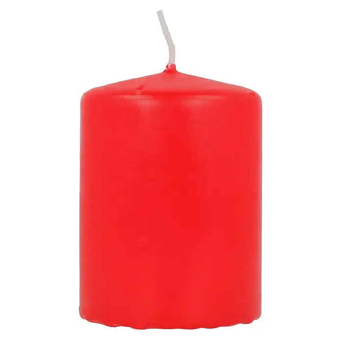 Stumpenkerzen-Set Safe - 4 Stk., Ø x H: 6 x 8 cm, Rubinrot - Nahaufnahme einer roten Stumpenkerze mit einem weißen Docht vor einem schwarzen Hintergrund. Perfekt für stimmungsvolle Beleuchtung.