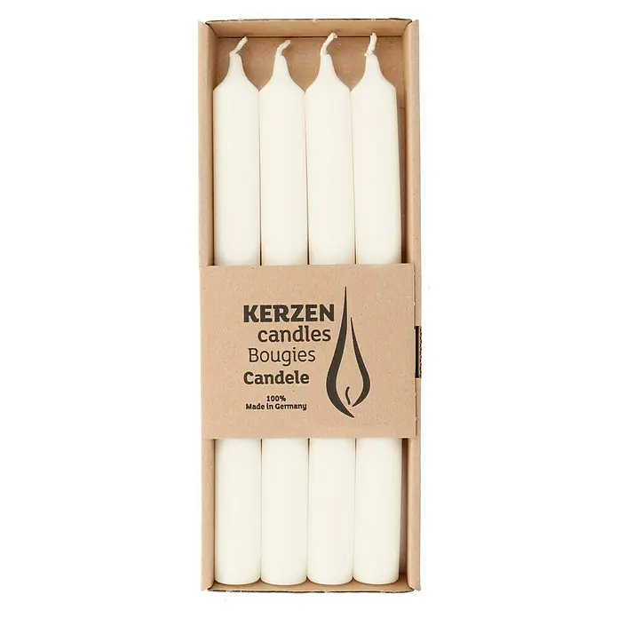 Stabkerzen-Set Rustic - 4 Stk., Ø x H: 2,2 x 25 cm, Weiß - Ein Karton mit weißen Tafelkerzen, beschriftet mit "Kerzen candles Bougies Candele", 100% hergestellt in Deutschland.