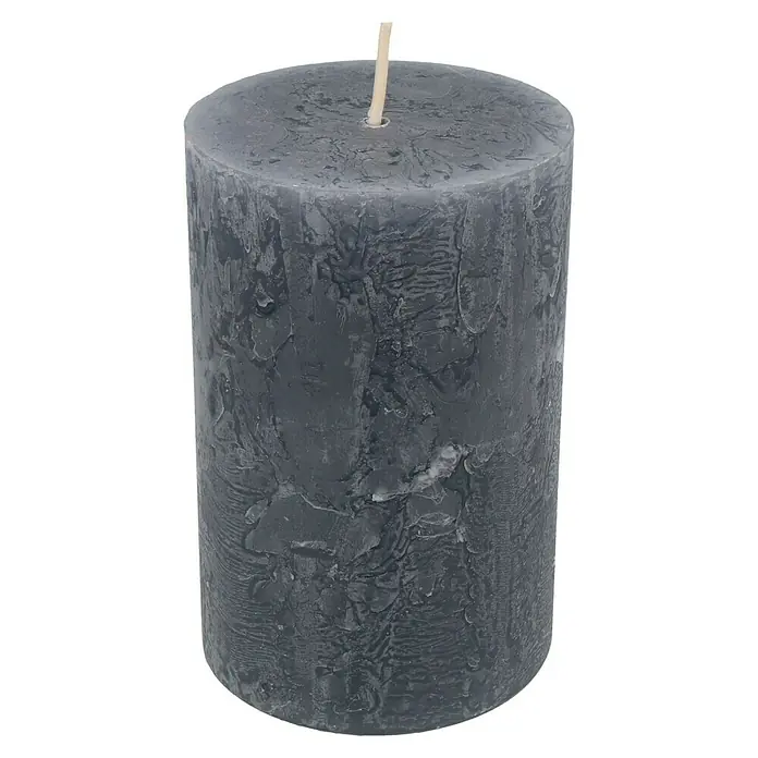 Stumpenkerze Rustic Safe - Ø x H: 7 x 11 cm, Anthrazit - Nahaufnahme einer grauen Stumpenkerze mit rustikaler Textur und einem hellen Docht, ideal für eine gemütliche Atmosphäre.