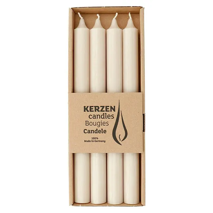 Stabkerzen-Set Rustic - 4 Stk., Ø x H: 2,2 x 25 cm, Sahara - Eine Packung mit acht weißen Stabkerzen in einer braunen Verpackung, beschriftet mit "Kerzen" und "100% Made in Germany".