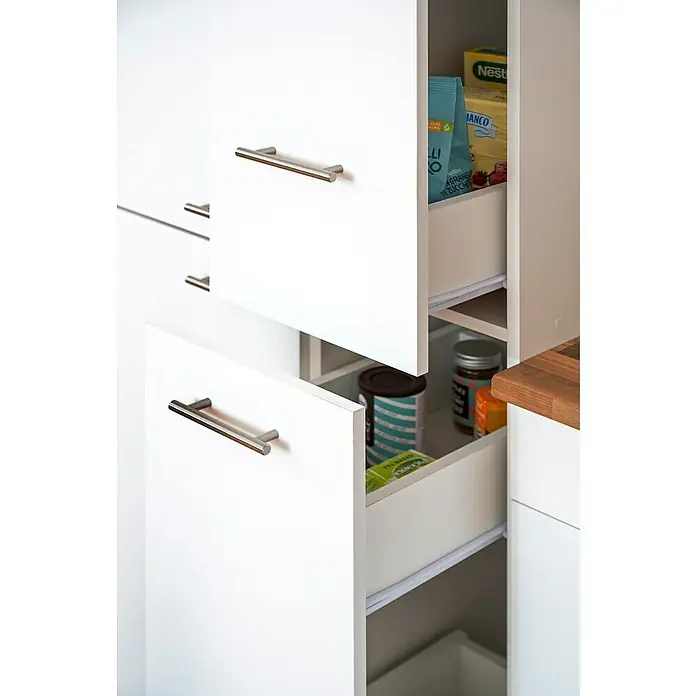Respekta Küchenzeile Malia - Breite: 300 cm, Weiß, Mit Elektrogeräten, Dekor Arbeitsplatte: Holzoptik, Volumen Backofen: 72 l - Offene, weiße Küchenschubladen mit eingelagerten Lebensmitteln wie Kaffee, Tee und Zucker.