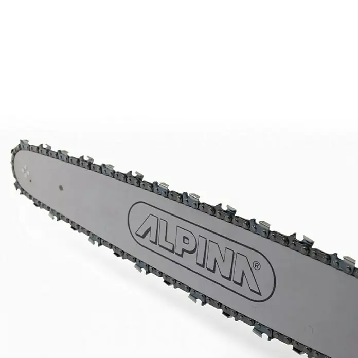Alpina Motosierra de gasolina ACS 50 - 2,2 kW, 49,3 cm³, Longitud de la cuchilla: 50 cm - Primer plano de una espada de motosierra Alpina con cadena afilada, ideal para podar árboles y cortar leña.