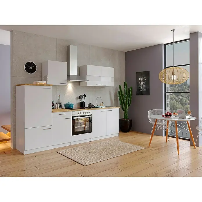 Respekta Küchenzeile Malia - Breite: 270 cm, Weiß, Mit Elektrogeräten, Dekor Arbeitsplatte: Holzoptik, Volumen Backofen: 72 l - Moderne Küche mit weißen Schränken, Holzarbeitsplatten und einer Dunstabzugshaube aus Edelstahl. Der Essbereich ist mit einer Lampe ausgestattet.