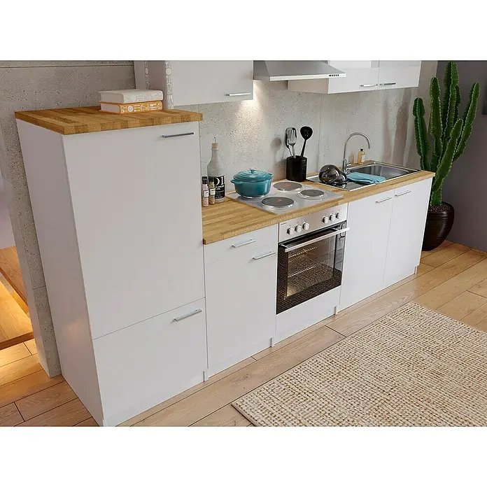 Respekta Küchenzeile Malia - Breite: 270 cm, Weiß, Mit Elektrogeräten, Dekor Arbeitsplatte: Holzoptik, Volumen Backofen: 58 l - Das Bild zeigt eine kompakte, moderne Küchenzeile in Weiß mit einer hellen Arbeitsplatte, inklusive Herd, Spüle und Stauraum.
