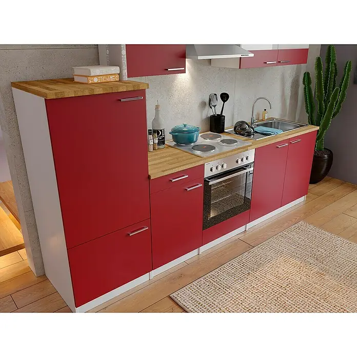 Respekta Küchenzeile Malia - Breite: 270 cm, Rot, Mit Elektrogeräten, Dekor Arbeitsplatte: Holzoptik, Volumen Backofen: 58 l - Diese Aufnahme zeigt eine moderne Küche mit roten Schränken, einer Spüle und einem Kochfeld. Ein großer Kaktus sorgt für einen Farbtupfer.