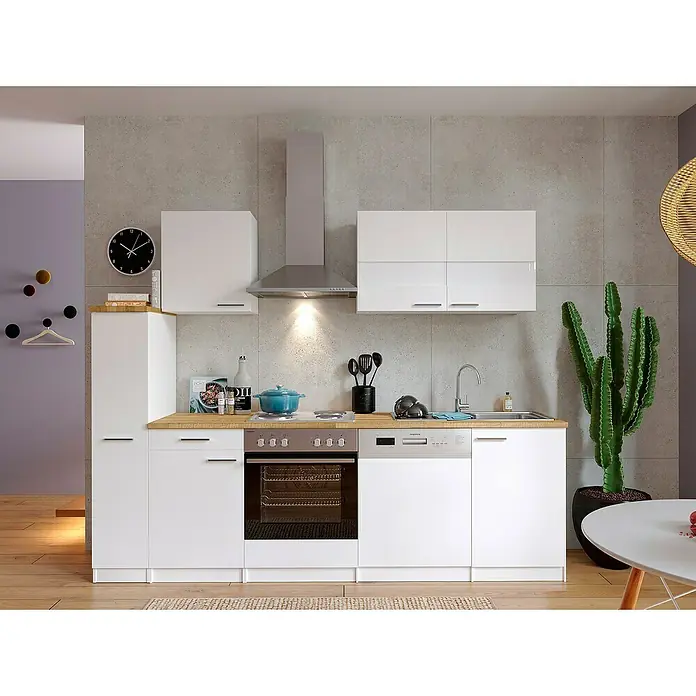 Respekta Singleküche Malia - Breite: 250 cm, Weiß, Dekor Arbeitsplatte: Holzoptik, Volumen Backofen: 60 l - Helle Küche mit weißen Schränken und Regalen, ergänzt durch eine hölzerne Arbeitsplatte und moderne Geräte. Die Küche strahlt eine schlichte Eleganz aus.
