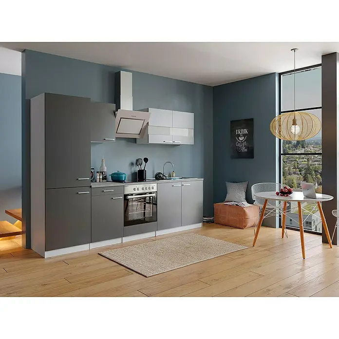 Respekta Küchenzeile Malia - Breite: 270 cm, Grau, Dekor Arbeitsplatte: Betonoptik, Mit Elektrogeräten, Volumen Backofen: 72 l - Moderne Küche mit grauen Schränken, weißen Akzenten und Holzboden. Der Essbereich ist hell und einladend gestaltet.