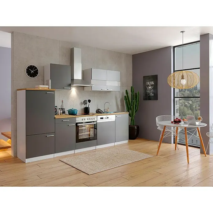 Respekta Küchenzeile Malia - Breite: 280 cm, Grau, Mit Elektrogeräten, Dekor Arbeitsplatte: Holzoptik, Volumen Backofen: 72 l - Küche im modernen Design mit grauen Schränken, Holzarbeitsplatte und Esstisch mit Stühlen, beleuchtet von einer modernen Hängelampe.