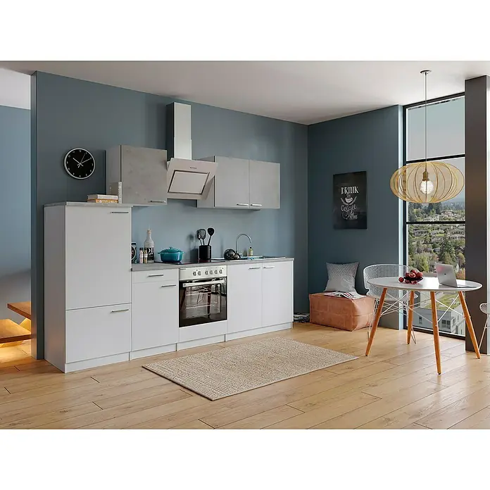 Respekta Küchenzeile Malia Typ 2 - Breite: 270 cm, Weiß/Beton, Mit Elektrogeräten - Moderne Küche mit hellen Schränken, einer Dunstabzugshaube und einem Esstisch unter einer auffälligen Lampe.