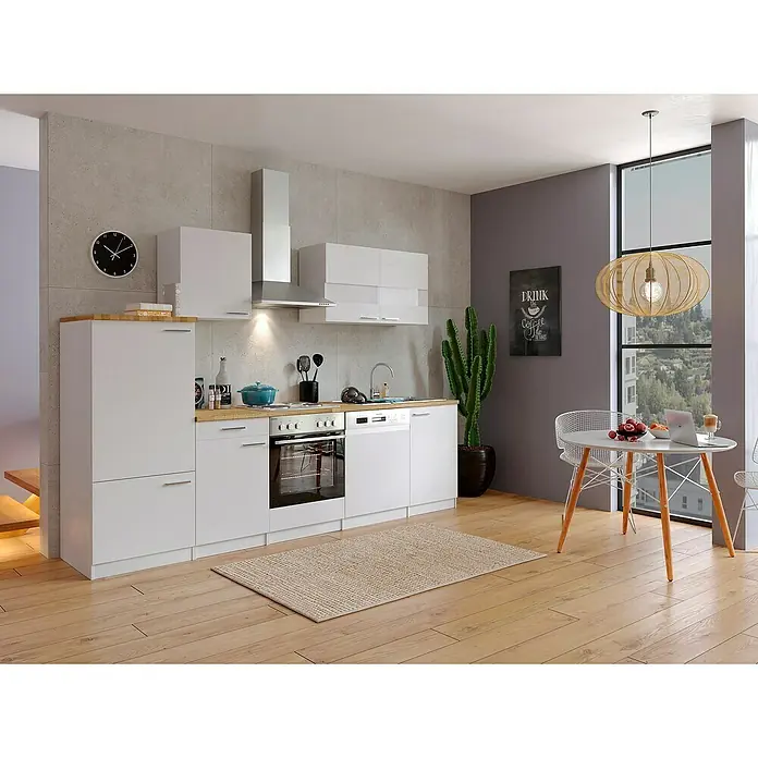 Respekta Küchenzeile Malia - Breite: 280 cm, Weiß, Mit Elektrogeräten, Dekor Arbeitsplatte: Holzoptik, Volumen Backofen: 58 l - Eine moderne Küche in Weiß mit Holzarbeitsplatte, ergänzt durch einen Esstisch und einem hölzernen Pendelleuchte.